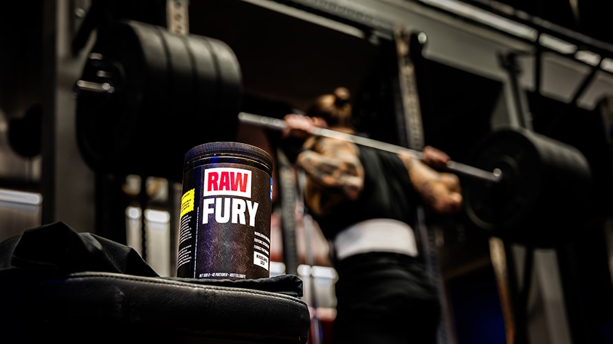 Bild p en burk RAW Fury i gymmilj.